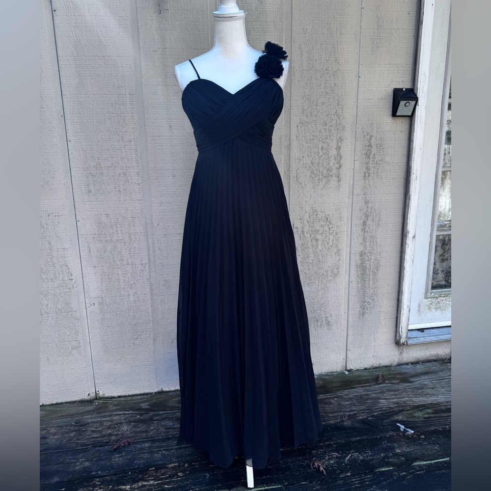 Betsy & Adam Elegant Black Chiffon Gown w Chiffon Rose Accents - Picture 1 of 7